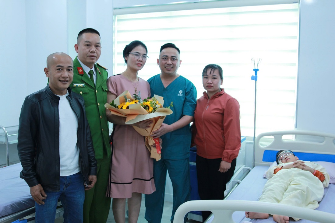 Nhờ sự giúp đỡ, đồng hành của Trung tá Nguyên và mọi người, cháu Phú đã được phẫu thuật và tìm lại ánh sáng cho đôi mắt của mình