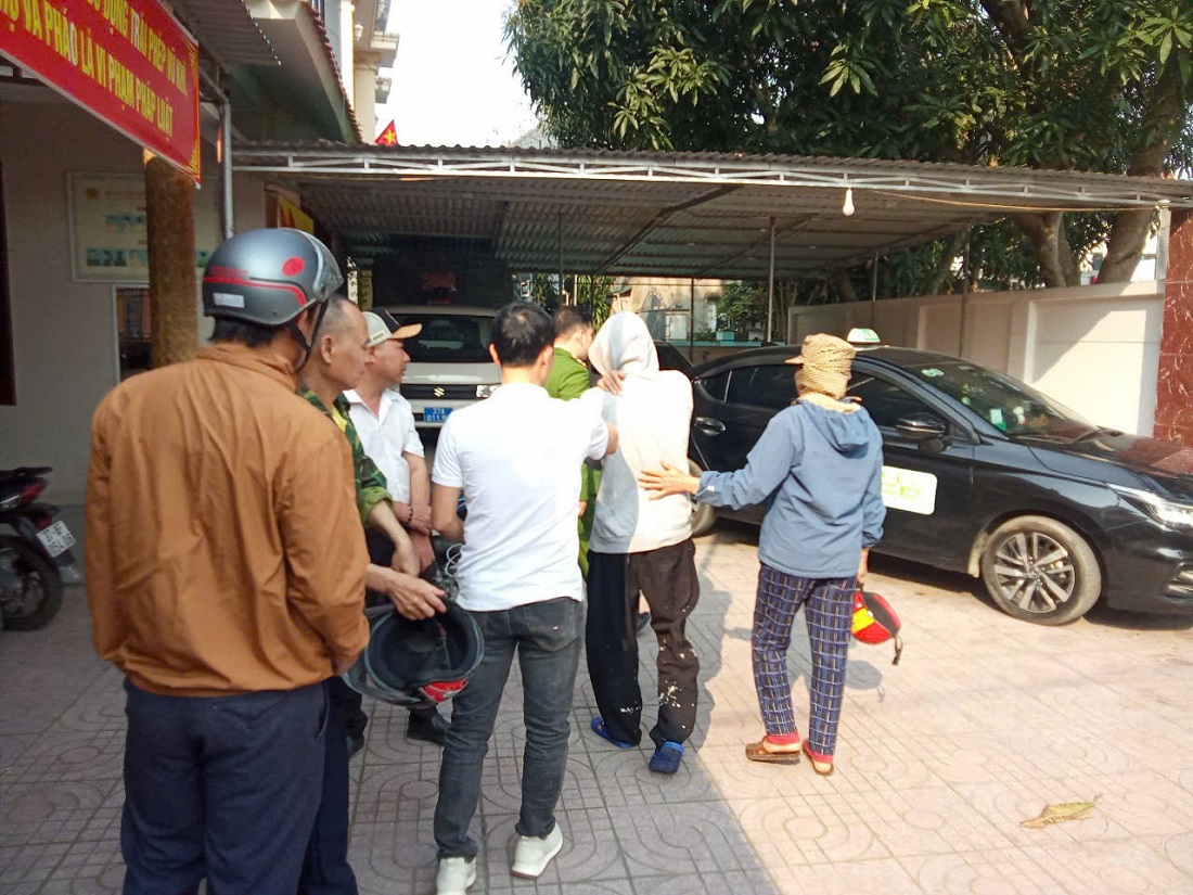 Công an phường Nghi Hải phối hợp với một số người dân địa phương kịp thời có mặt cứu, đưa công dân vào trung tâm y tế để chăm sóc, theo dõi