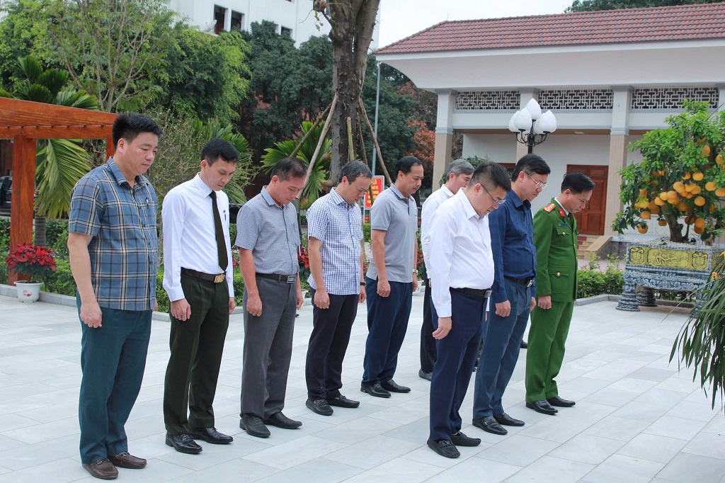 Đoàn thành kính tưởng niệm Chủ tịch Hồ Chí Minh tại Nhà tưởng niệm Người trong khuôn viên Công an tỉnh Nghệ An