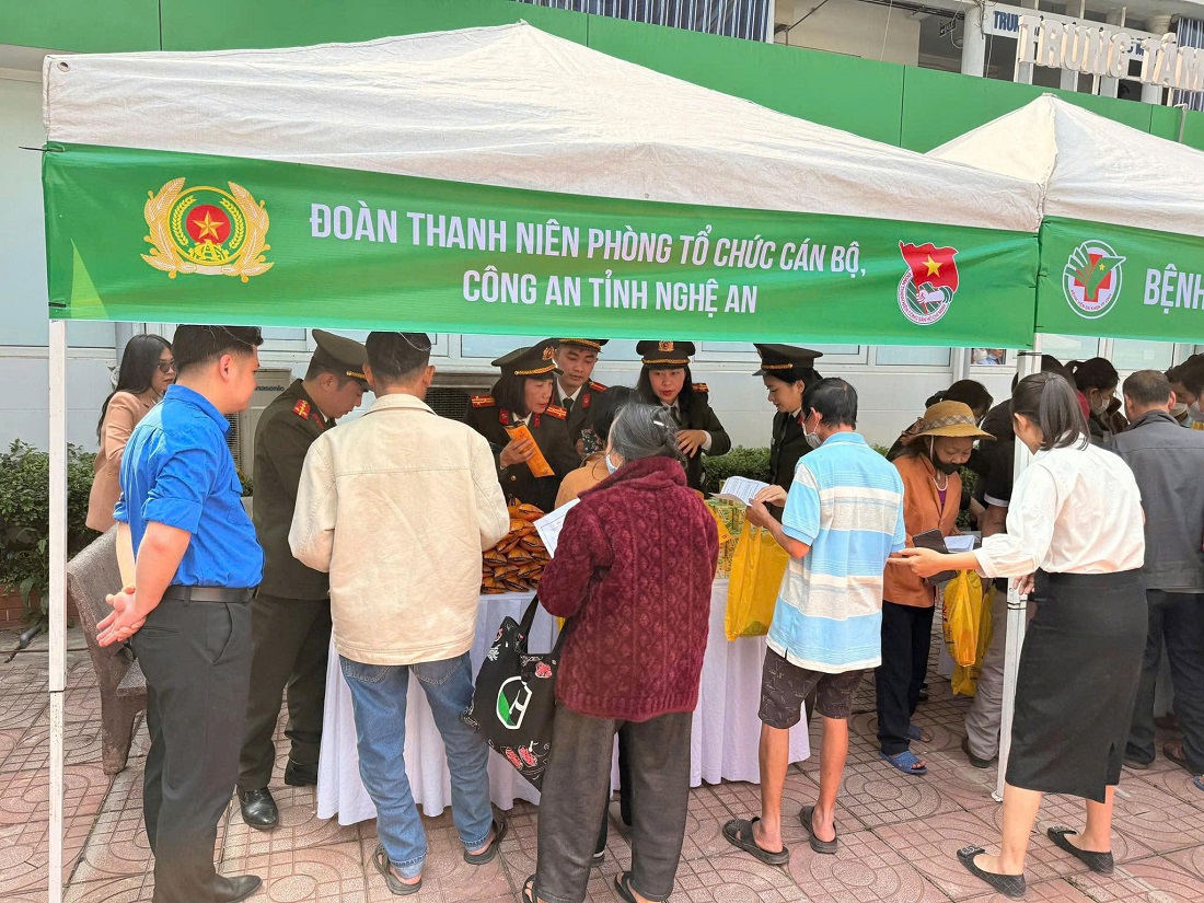 Phòng Tổ chức cán bộ phối hợp Bệnh viện đa khoa thành phố Vinh và các nhà hảo tâm tổ chức chương trình “Hội chợ 0 đồng”, trao tặng hơn 150 suất quà cho bệnh nhân có hoàn cảnh khó khăn