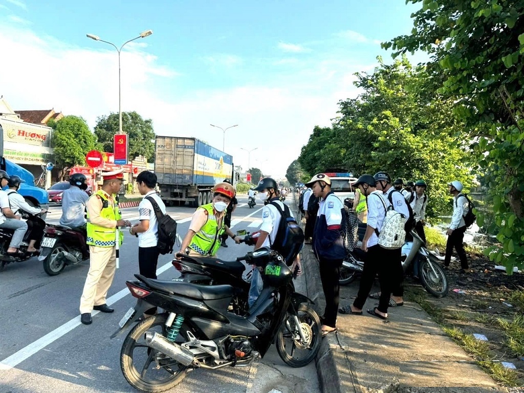 Tổ công tác của Trạm CSGT Diễn Châu kiểm tra trên tuyến Quốc lộ 1A