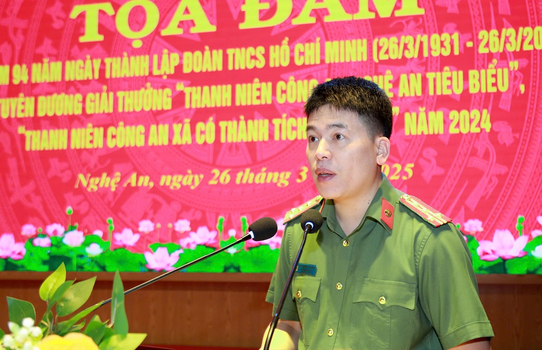 Đồng chí Đại tá Trần Hồng Quang, Phó Bí thư Đảng ủy, Phó Giám đốc Công an tỉnh phát biểu tại buổi tọa đàm