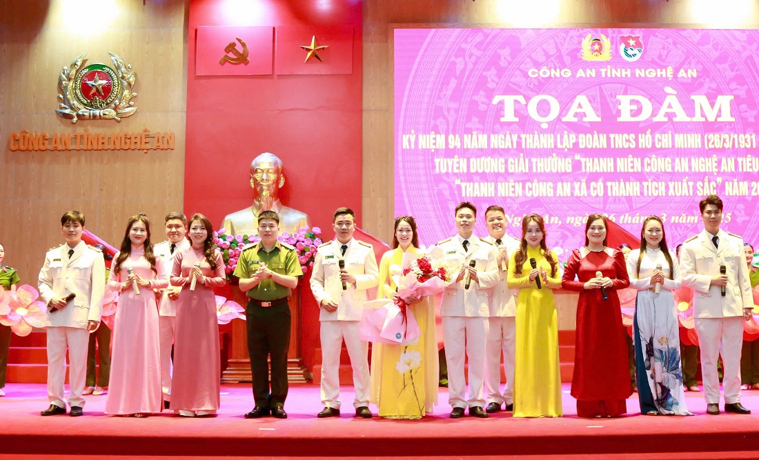 Lãnh đạo Công an tỉnh tặng hoa Đoàn nghệ thuật quần chúng xung kích Công an tỉnh