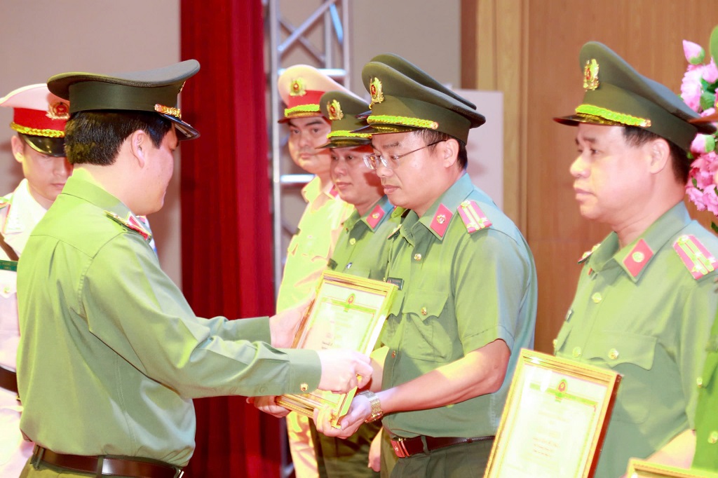 ồng chí Thiếu tướng Bùi Quang Thanh, Ủy viên Ban Thường vụ Tỉnh ủy, Bí thư Đảng ủy, Giám đốc Công an tỉnh trao Giấy khen tặng các tập thể, cá nhân có thành tích xuất sắc trong tham mưu, sắp xếp, tổ chức bộ máy theo mô hình mới 