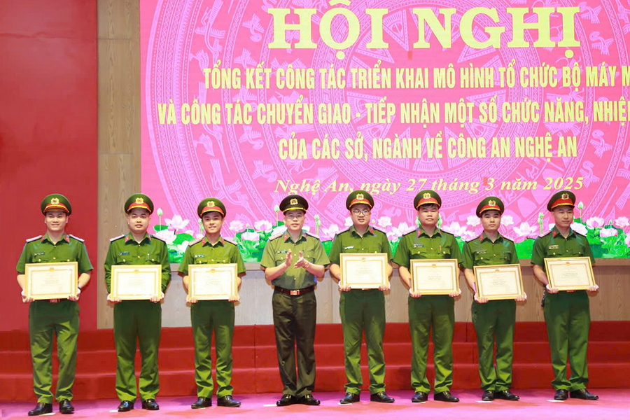 Đồng chí Đại tá Trần Hồng Quang, Phó Bí thư Đảng ủy, Phó Giám đốc Công an tỉnh trao Giấy khen tặng các tập thể, cá nhân có thành tích xuất sắc trong tham mưu, sắp xếp, tổ chức bộ máy theo mô hình mới