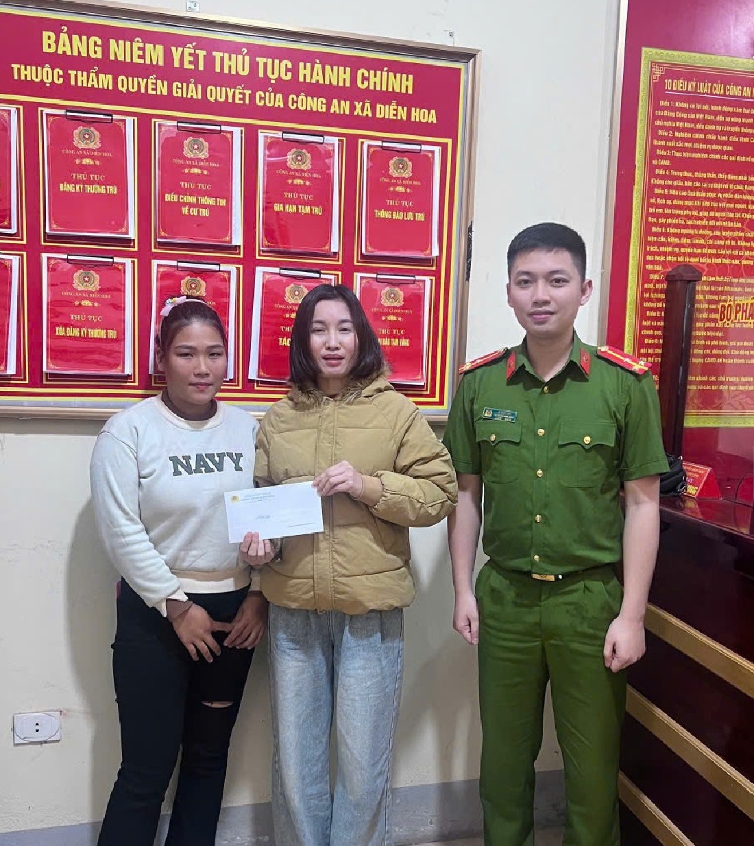 Tại trụ sở Công an xã Diễn Hoa, chị Lưu Thị Ngọc Tú đã chuyển lại số tiền 99 triệu đồng cho chị Nguyễn Thị Chung