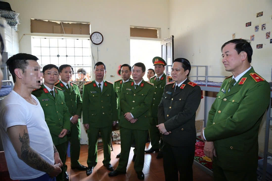 Đồng chí Thiếu tướng Trần Minh Tiến, Chánh Văn phòng Cơ quan Cảnh sát điều tra Bộ Công an và các đồng chí trong Ban Giám đốc Công an Nghệ An thăm hỏi các học viên tại Cơ sở cai nghiện số 1