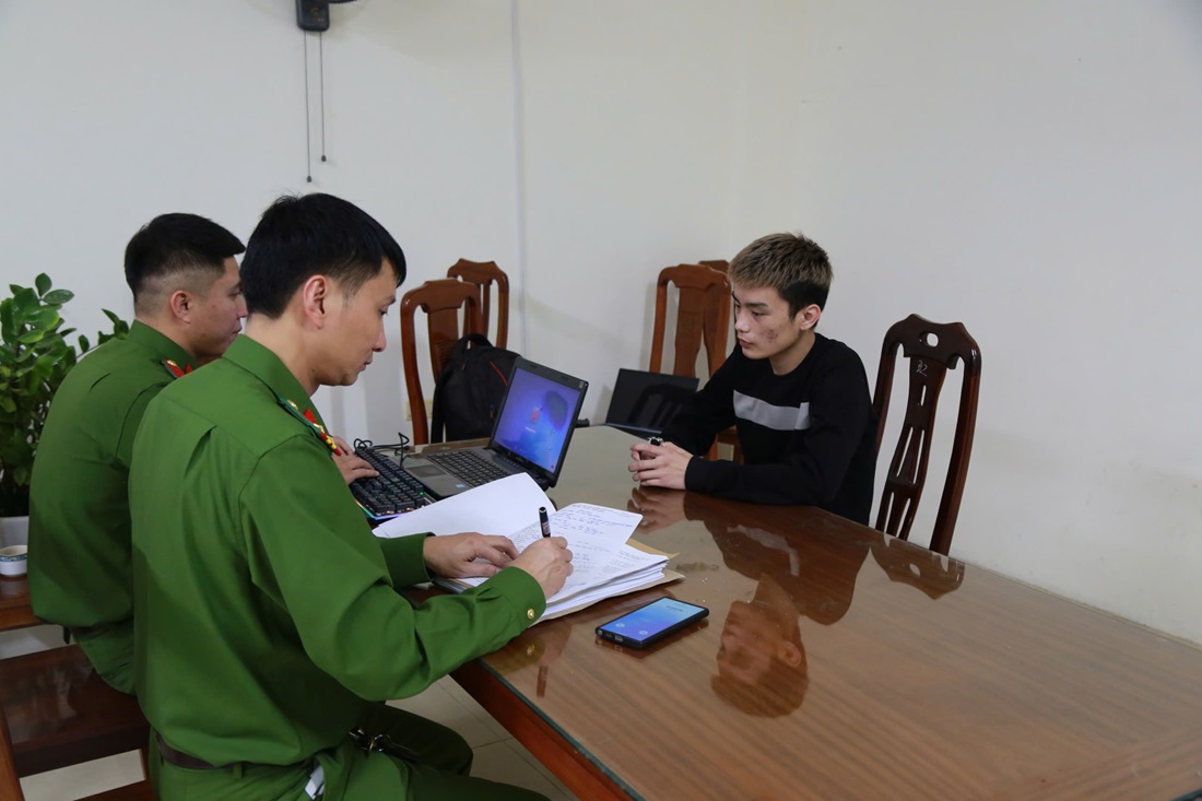 Cơ quan Công an lấy lời khai một trong số các đối tượng gây rối trật tự công cộng