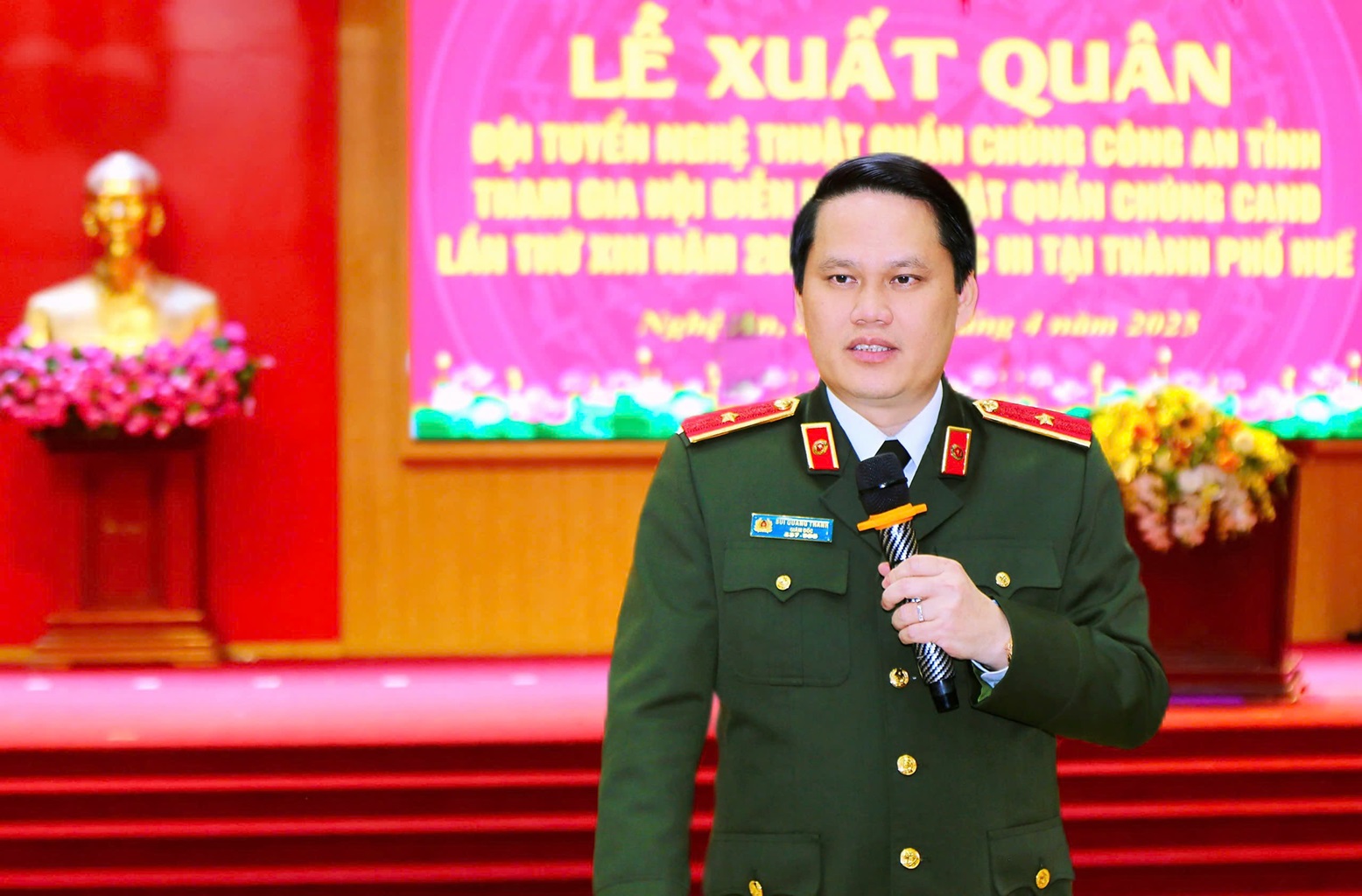 Đồng chí Thiếu tướng Bùi Quang Thanh, Ủy viên Ban Thường vụ Tỉnh ủy, Bí thư Đảng ủy, Giám đốc Công an tỉnh phát biểu giao nhiệm vụ và động viên Đoàn nghệ thuật quần chúng tham dự Hội diễn