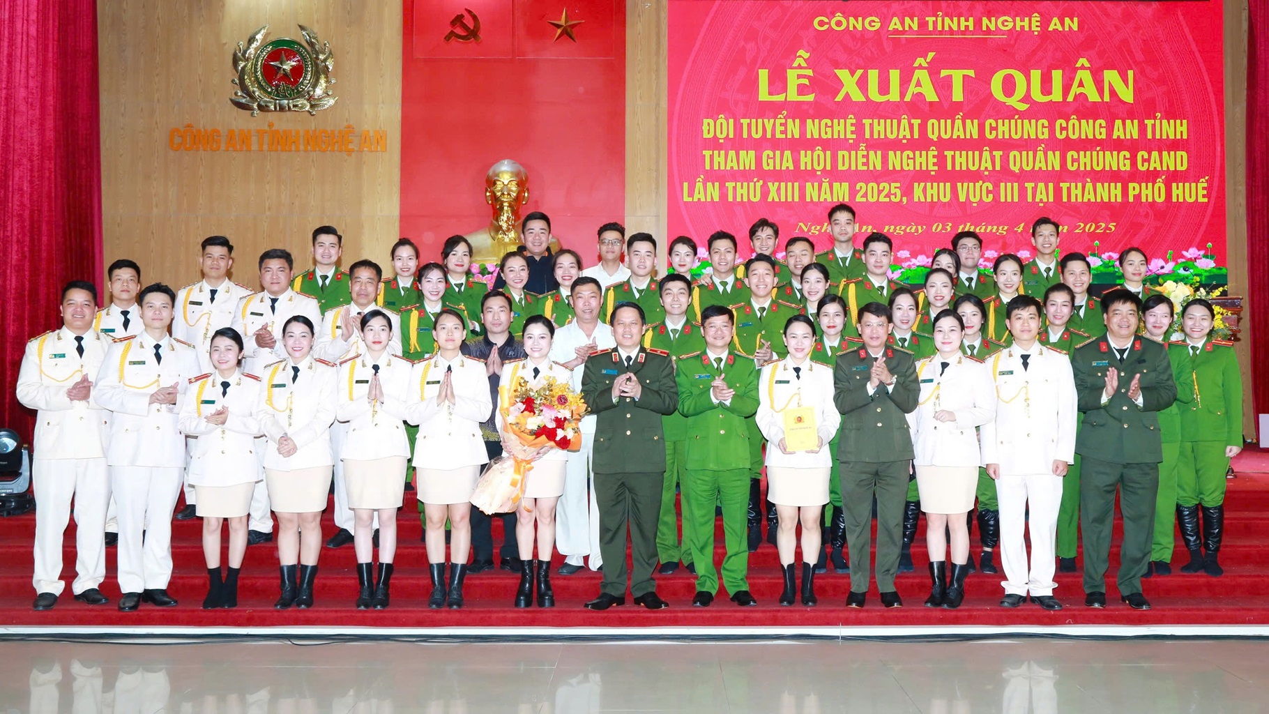 Đồng chí Thiếu tướng Bùi Quang Thanh, Ủy viên Ban Thường vụ Tỉnh ủy, Bí thư Đảng ủy, Giám đốc Công an tỉnh tặng hoa động viên Đoàn nghệ thuật quần chúng tham dự Hội diễn