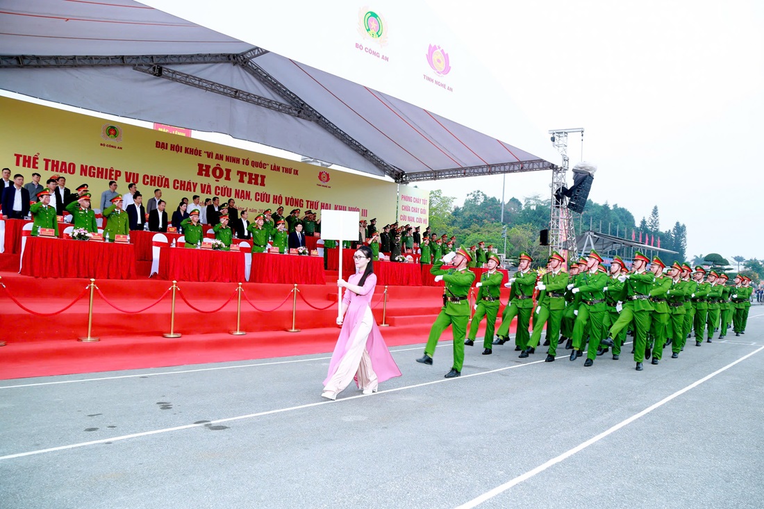 Lễ khai mạc Hội thi diễn ra hoành tráng với màn diễu hành của các đội và các phương tiện chữa cháy hiện đại của Công an tỉnh Nghệ An