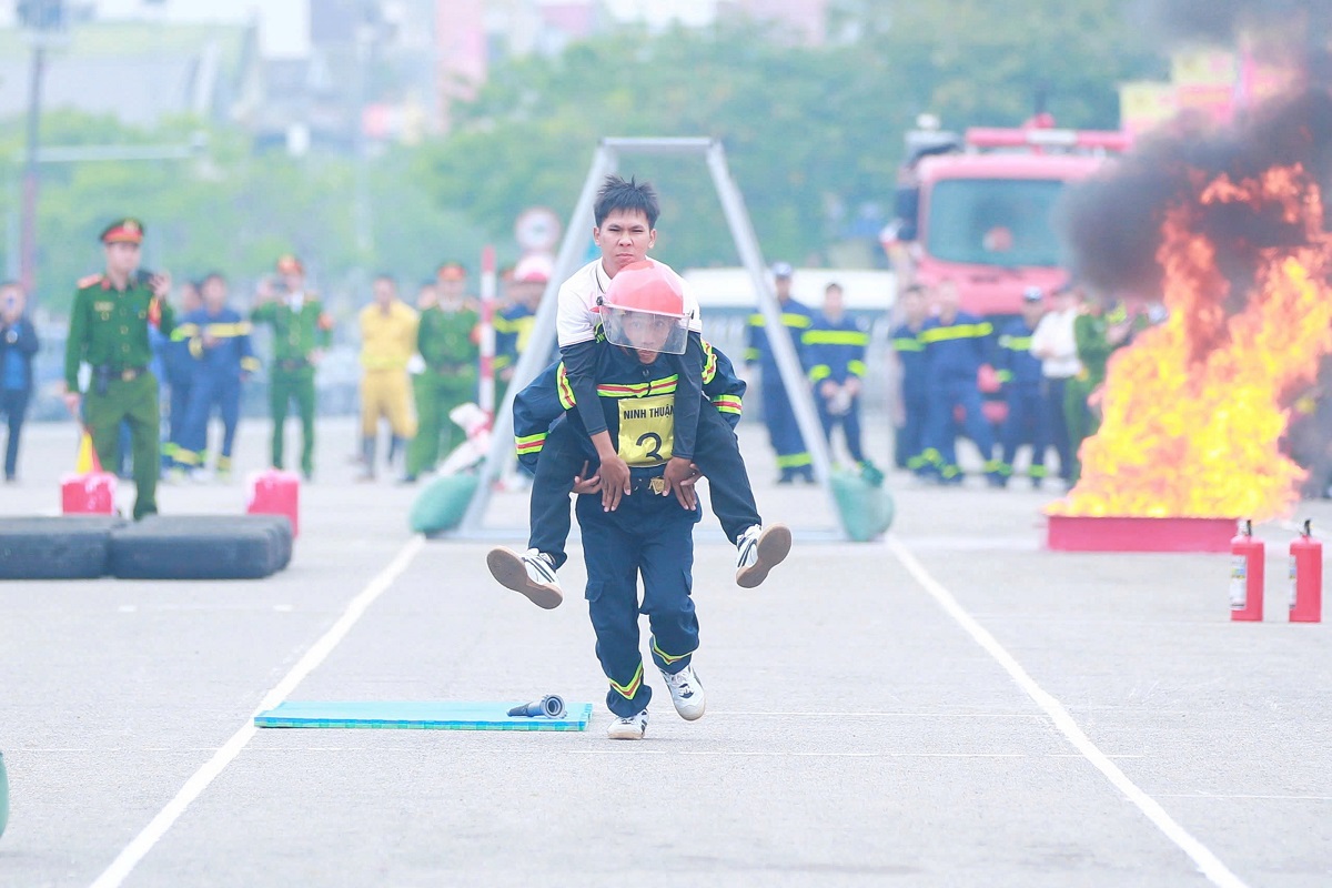 Phần thi phần thi 4x100m chạy tiếp sức cứu người và chữa cháy
