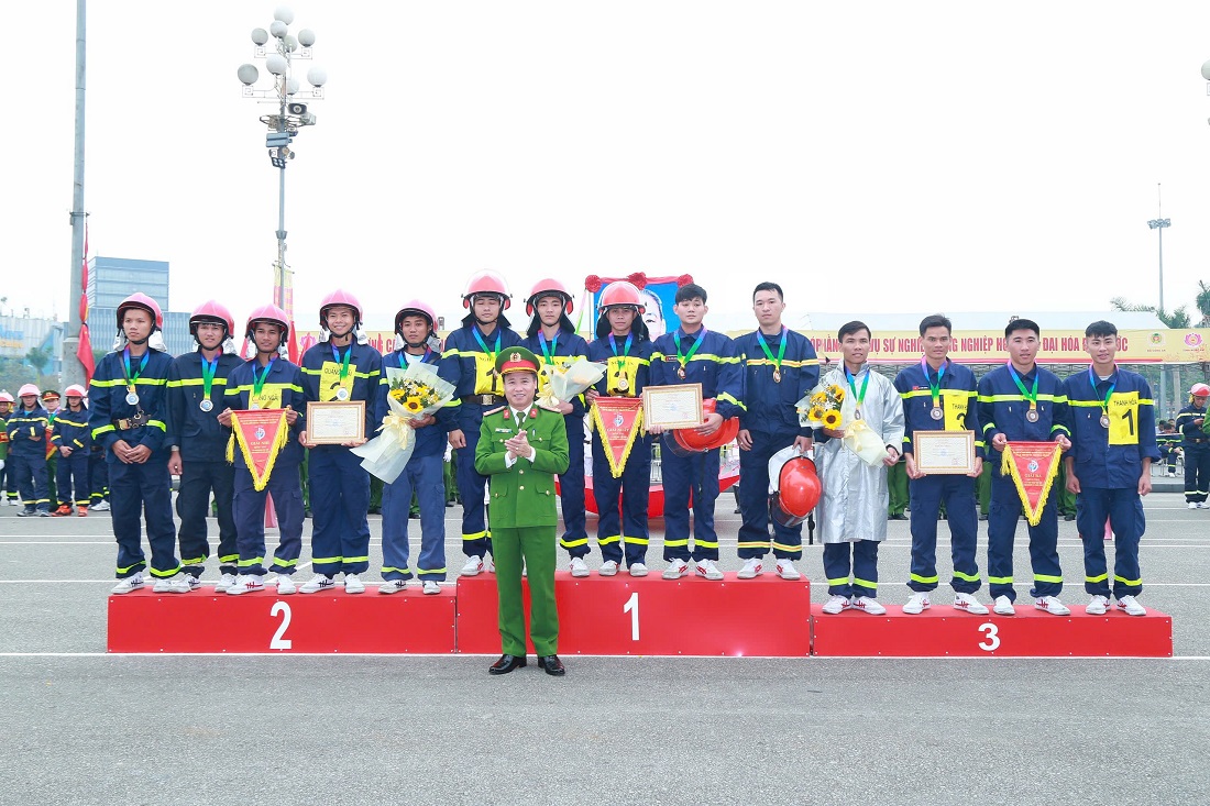 Đồng chí Đại tá Nguyễn Duy Thanh, Phó Giám đốc Công an tỉnh Nghệ An trao huy chương, cờ giải và giấy chứng nhận thành tích tặng các Đội đạt giải môn thi 4 x 100m chạy tiếp sức cứu người và chữa cháy