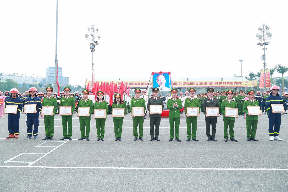Ban tổ chức Hội thi trao giấy khen cho các tập thể, cá nhân có thành tích xuất sắc trong công tác tham mưu, tổ chức Hội thi