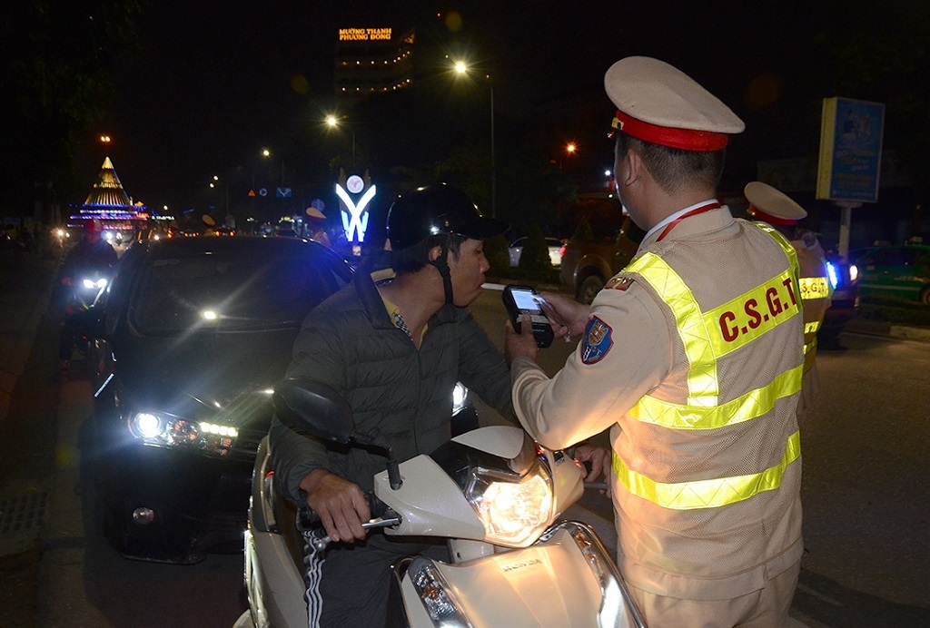 Lực lượng CSGT kiểm tra nồng độ cồn của người điều khiển phương tiện