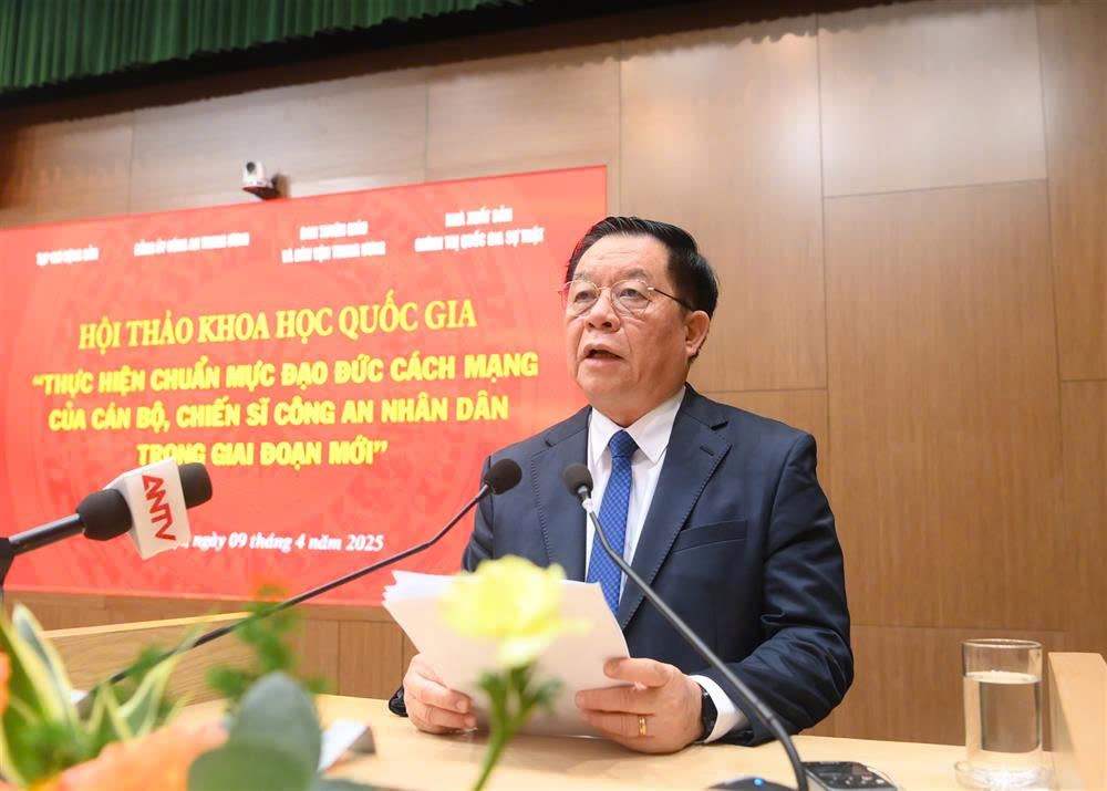 Đồng chí Nguyễn Trọng Nghĩa, Trưởng ban Tuyên giáo và Dân vận Trung ương phát biểu đề dẫn Hội thảo