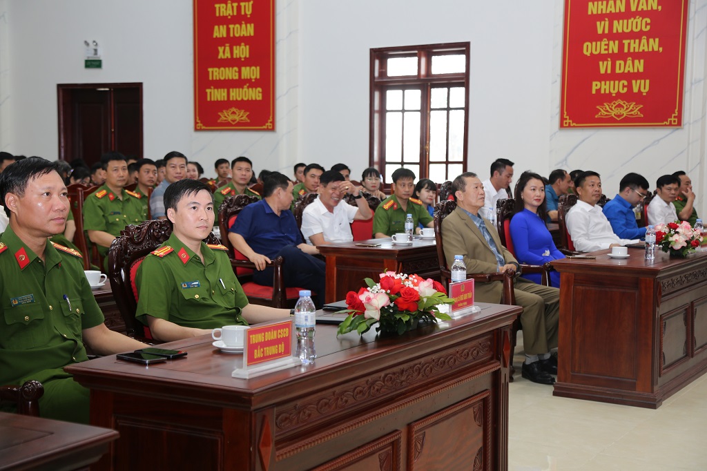 Các đại biểu dự buổi lễ