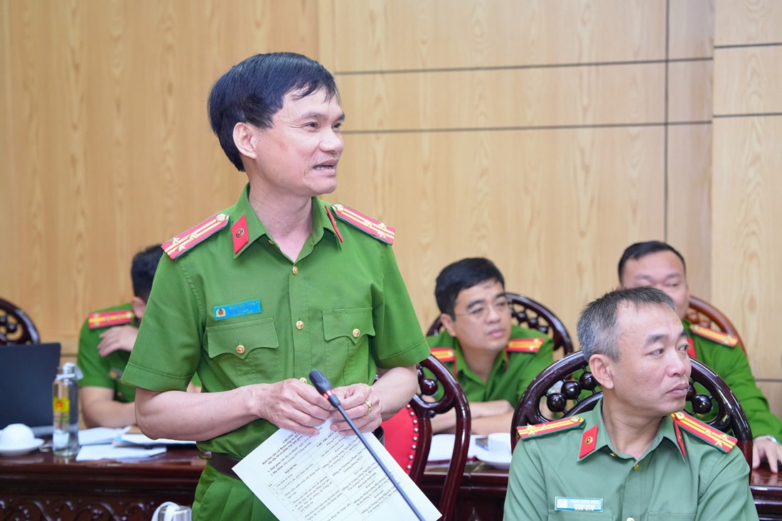 Đại diện các phòng chức năng Công an tỉnh phát biểu