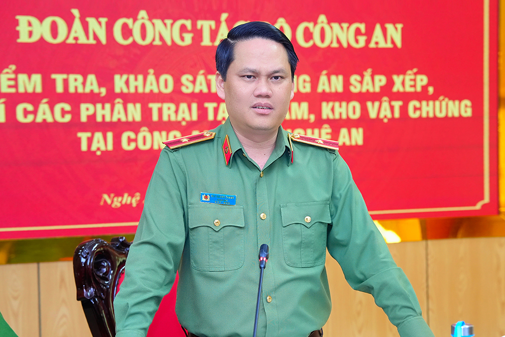 Đồng chí Thiếu tướng Bùi Quang Thanh, Ủy viên Ban Thường vụ Tỉnh ủy, Bí thư Đảng ủy, Giám đốc Công an tỉnh phát biểu tại buổi làm việc