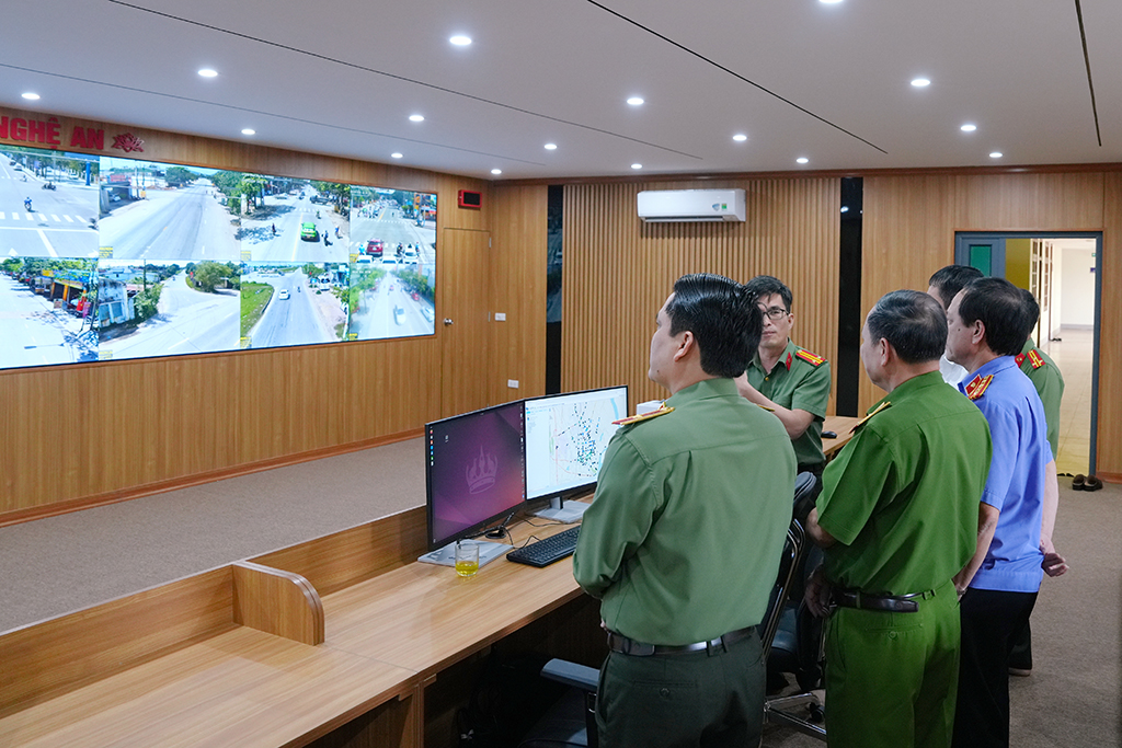 Đoàn công tác cùng các đại biểu tham quan hoạt động hệ thống camera giám sát an ninh và xử lý vi phạm trật tự, an toàn giao thông trên địa bàn thành phố Vinh tại Trung tâm thông tin chỉ huy, Phòng Tham mưu, Công an tỉnh