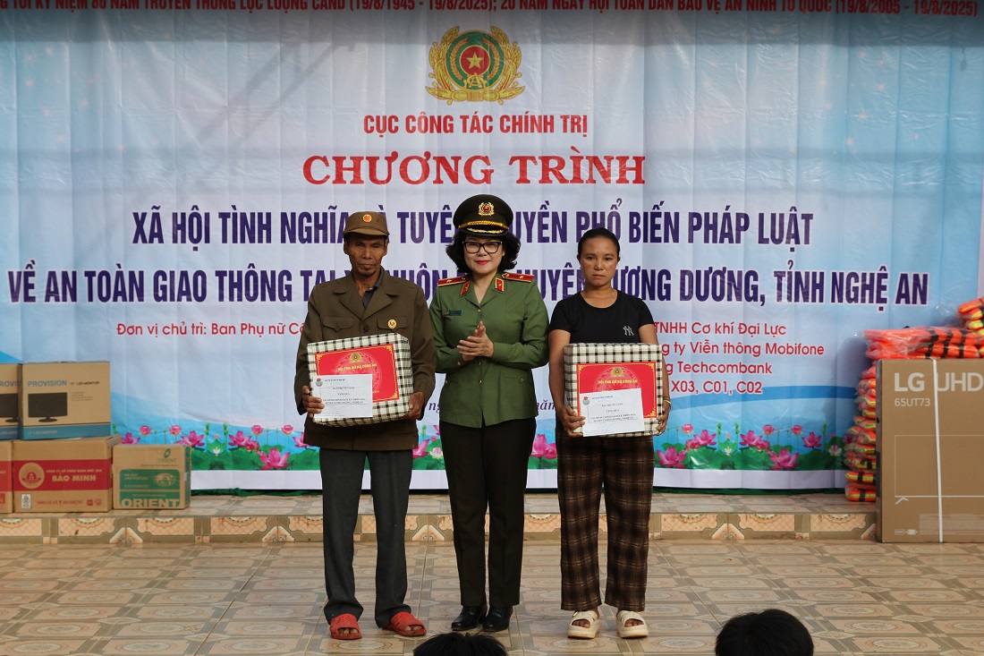 Với đạo lý “Uống nước nhớ nguồn”, “Đền ơn đáp nghĩa”, thể hiện tấm lòng tri ân sâu sắc đối với những đóng góp to lớn ấy, trong khuôn khổ chương trình xã hội tình nghĩa, Đoàn công tác cũng đã tổ chức trao tặng các phần quà ý nghĩa tới các gia đình chính sách, người có công có hoàn cảnh khó khăn trên địa bàn huyện Tương Dương, tỉnh Nghệ An