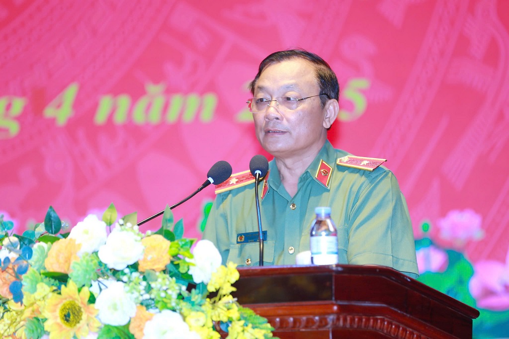 Đồng chí Thiếu tướng Đặng Ngọc Bách, Phó Cục trưởng Cục Công tác chính trị, báo cáo viên Trung ương trực tiếp truyền đạt các chuyên đề 