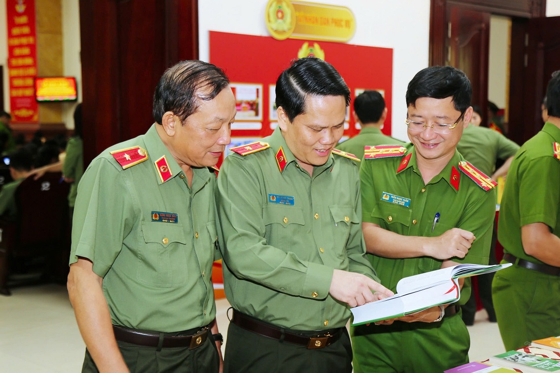 Các đồng chí: Thiếu tướng Đặng Ngọc Bách, Phó Cục trưởng Cục Công tác chính trị; Thiếu tướng Bùi Quang Thanh, Giám đốc Công an tỉnh và các đồng chí Phó Giám đốc Công an tỉnh tham quan trưng bày triển lãm sách nhân Ngày Sách Việt Nam 21/4.