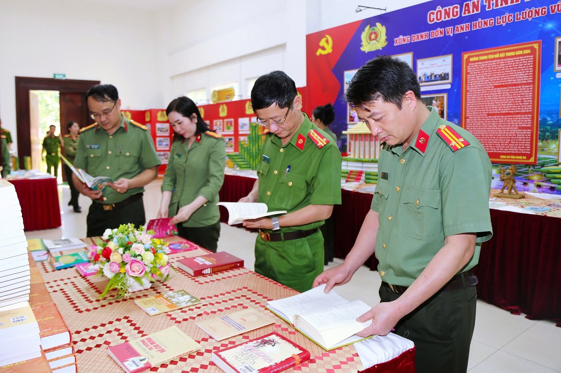 Hàng trăm đầu sách được triển lãm là đợt sinh hoạt chính trị, văn hóa quan trọng cho đông đảo cán bộ, chiến sỹ Công an Nghệ An tham quan, tìm hiểu và cập nhật nhiều kiến thức bổ ích