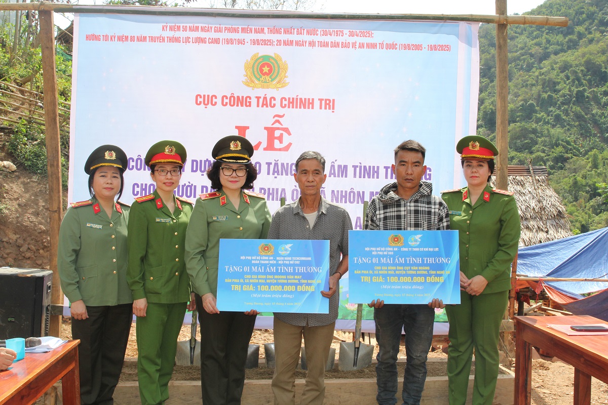 Trong đợt này, chương trình hỗ trợ kinh phí xây dựng/sửa chữa 02 căn nhà Mái ấm tình thương cho 02 hộ dân thuộc hộ nghèo, nhà ở xuống cấp nghiêm trọng, không đảm bảo an toàn trong sinh hoạt, có hoàn cảnh đặc biệt khó khăn tại bản Phia Òi. Kinh phí xây dựng mỗi căn nhà là 100 triệu đồng