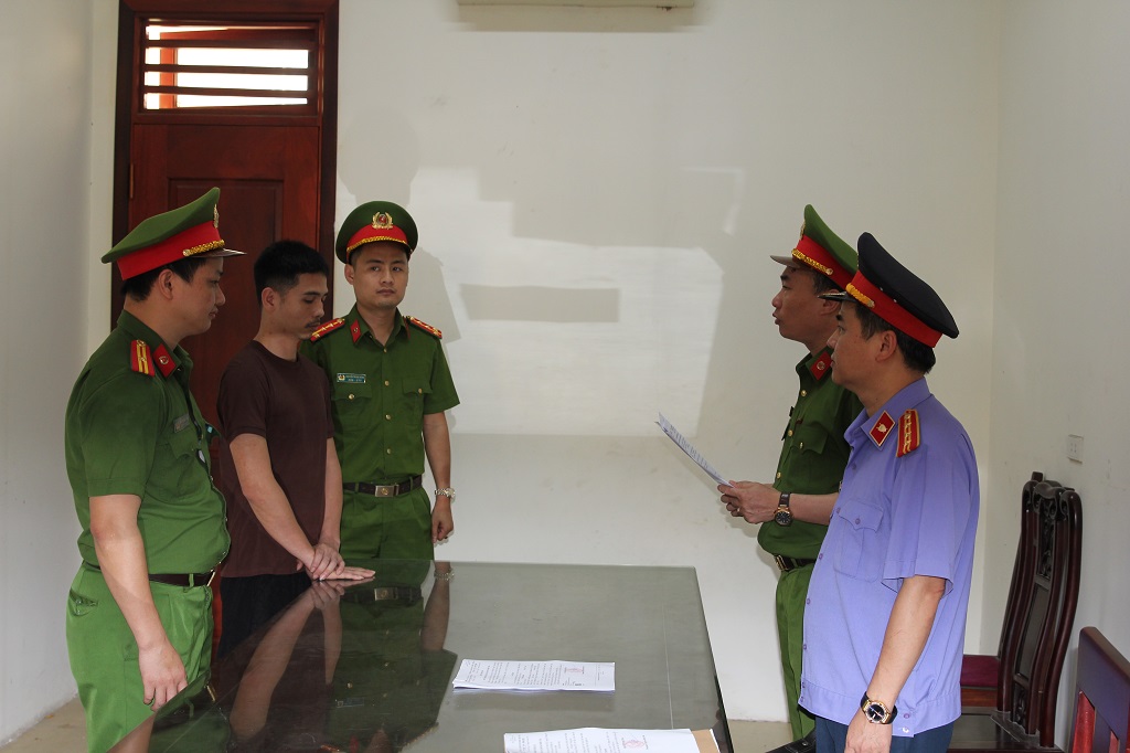  Cơ quan Cảnh sát điều tra Công an tỉnh Nghệ An đọc lệnh khởi tố vụ án, khởi tố bị can và ra Lệnh bắt bị can để tạm giam đối với đối tượng Trần Khắc Duy