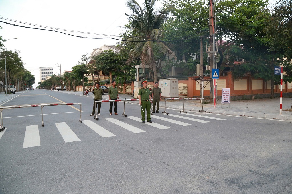 Các lực lượng Công an phường, an ninh trật tự tại cơ sở lập rào chắn, chốt chặn cấm đường phục vụ chương trình Khai mạc