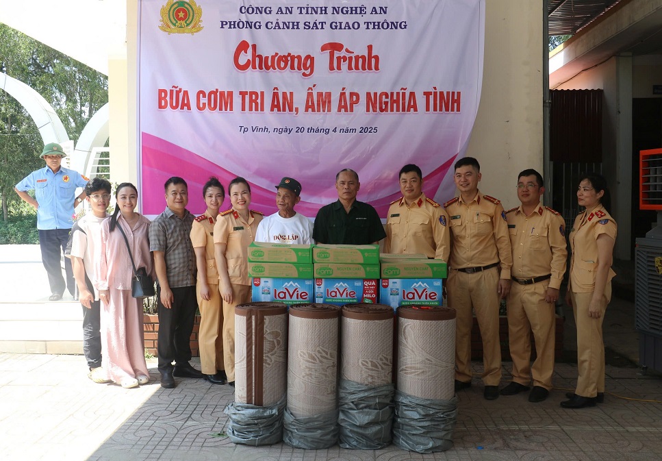 Nhiều phần quà cũng được cán bộ, chiến sĩ gửi tới các bác thương binh