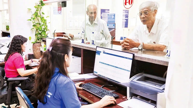 Người dân làm thủ tục bảo hiểm xã hội, bảo hiểm y tế tại bộ phận một cửa của Bảo hiểm xã hội tỉnh Nghệ An