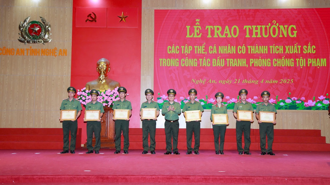 Đồng chí Thiếu tướng Bùi Quang Thanh, Ủy viên Ban Thường vụ Tỉnh ủy, Bí thư Đảng ủy, Giám đốc Công an tỉnh trao Bằng khen của Bộ Công an cho các tập thể, cá nhân đạt thành tích xuất sắc trong công tác đấu tranh phòng, chống tội phạm