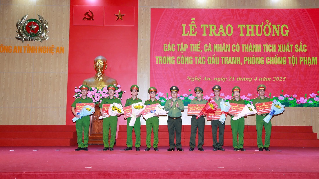 Đồng chí Thiếu tướng Bùi Quang Thanh, Ủy viên Ban Thường vụ Tỉnh ủy, Bí thư Đảng ủy, Giám đốc Công an tỉnh trao thưởng các tập thể đạt thành tích xuất sắc trong công tác đấu tranh phòng, chống tội phạm