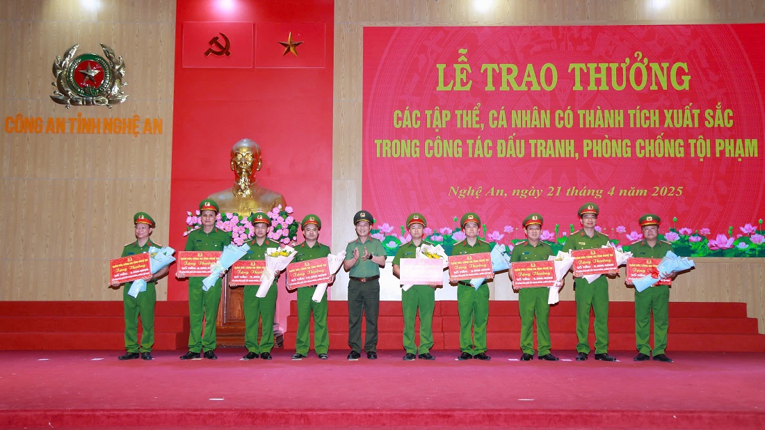 Đồng chí Đại tá Lê Văn Thái, Phó Giám đốc, Thủ trưởng Cơ quan An ninh điều tra Công an tỉnh trao thưởng các tập thể đạt thành tích xuất sắc trong công tác đấu tranh phòng, chống tội phạm