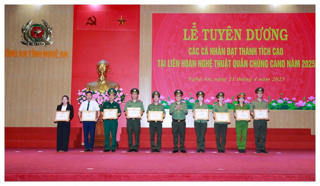 Đồng chí Thiếu tướng Bùi Quang Thanh, Ủy viên Ban Thường vụ Tỉnh ủy, Bí thư Đảng ủy, Giám đốc Công an tỉnh trao Giấy khen của Giám đốc Công an tỉnh tặng các cá nhân có thành tích xuất sắc tại Hội diễn nghệ thuật quần chúng Công an nhân dân lần thứ XIII, năm 2025 - khu vực III