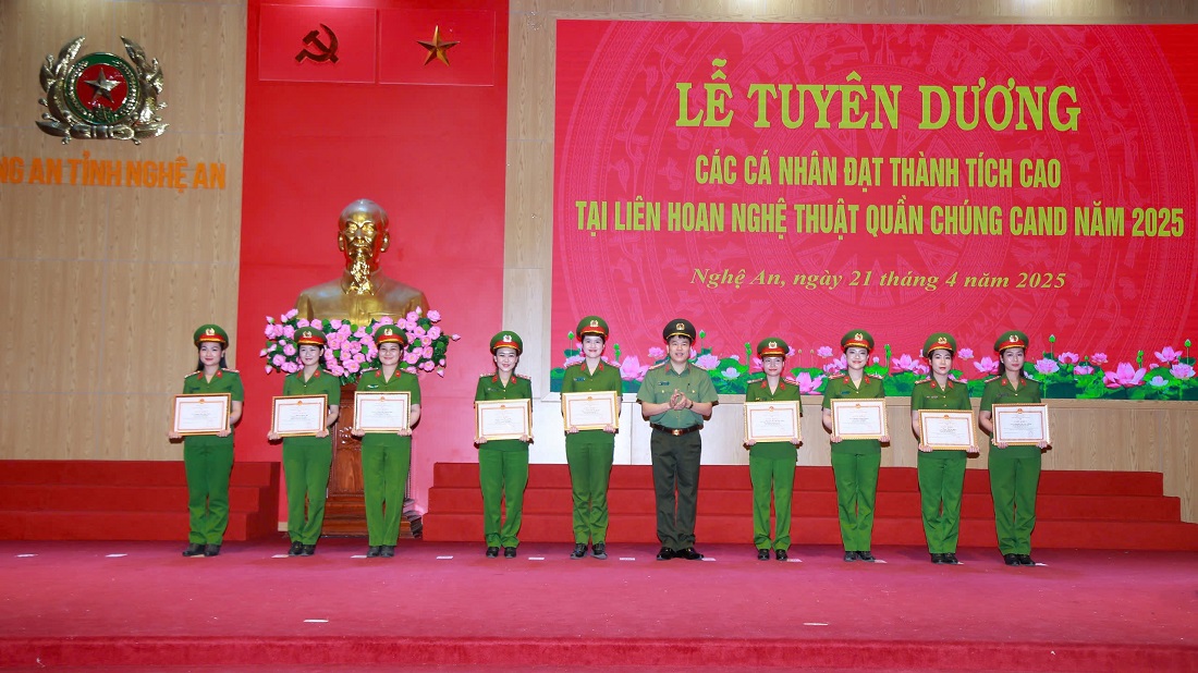 Đồng chí Đại tá Trần Hồng Quang, Phó Bí thư Đảng ủy, Phó Giám đốc Công an tỉnh trao Giấy khen của Giám đốc Công an tỉnh tặng các cá nhân có thành tích xuất sắc tại Hội diễn nghệ thuật quần chúng Công an nhân dân lần thứ XIII, năm 2025 - khu vực III