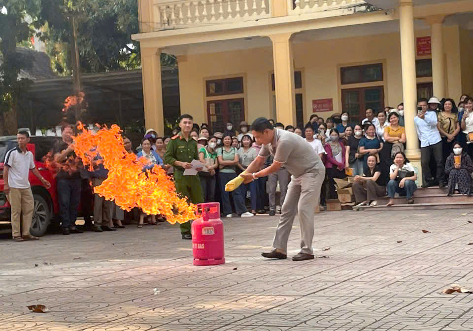 Trao, tặng bình chữa cháy cho các hộ dân nhằm khuyến khích người dân chủ động hơn nũa và quan tâm hơn nữa đến công tác PCCC    