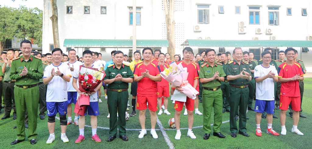 Ban tổ chức tặng hoa cho 02 đội bóng