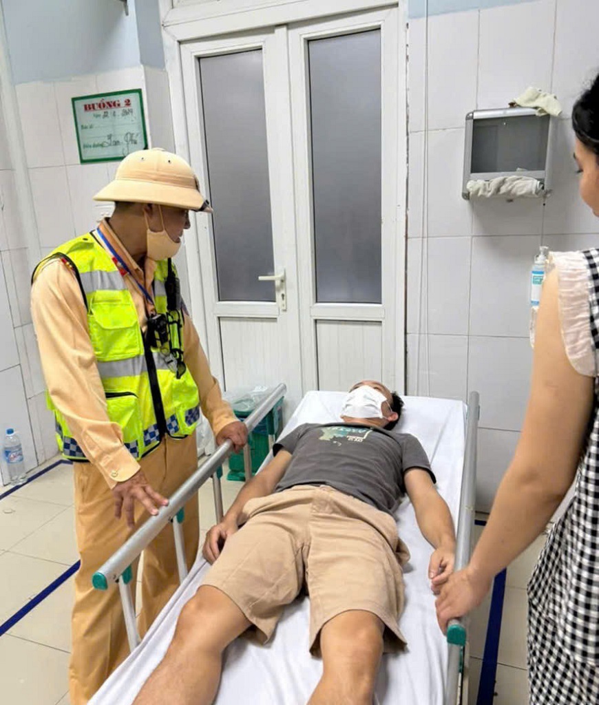  Cán bộ CSGT trạm Diễn Châu đưa anh T. đến bệnh viện cấp cứu