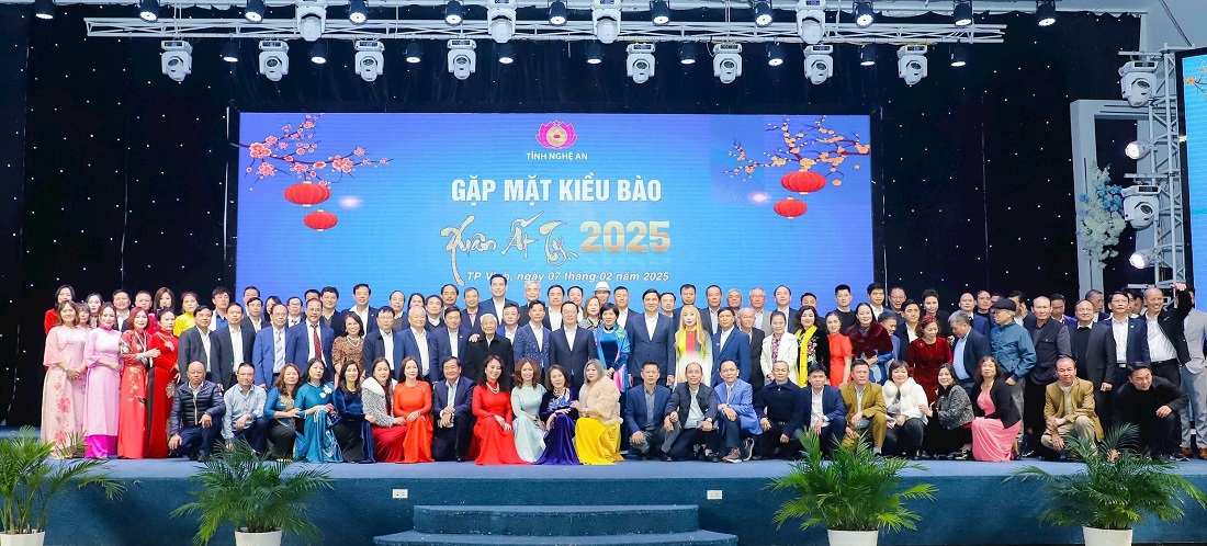 Các đồng chí lãnh đạo tỉnh Nghệ An chụp ảnh lưu niệm với đoàn đại biểu kiều bào Nghệ An tham dự chương trình gặp mặt kiều bào Xuân Ất Tỵ 2025
