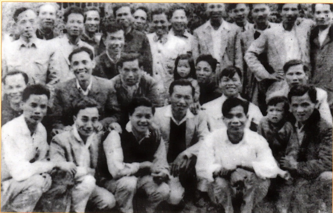 Cán bộ, chiến sĩ Ty Công an Nghệ An chi viện cho An ninh miền Nam, chụp ảnh lưu niệm trước lúc lên đường, năm 1965