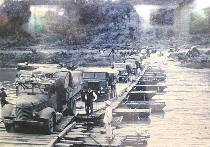 Lực lượng Công an Nghệ An hướng dẫn ô tô chở hàng hóa và vũ khí vào chiến trường miền Nam qua cầu Cấm, huyện Nghi Lộc vào năm 1965