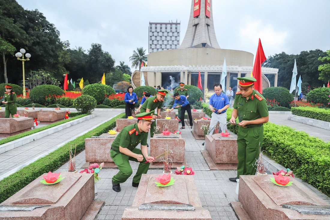 Phòng Cảnh sát PCCC&CNCH phối hợp Đoàn Trường Cao đẳng văn hóa nghệ thuật Nghệ An tổ chức lễ dâng hoa, dâng hương tại nghĩa trang liệt sỹ thành phố Vinh. Đây là một trong những hoạt động ý nghĩa hưởng ứng chương trình “Thắp nến tri ân” hướng tới kỷ niệm 50 năm Ngày giải phóng miền Nam, thống nhất đất nước