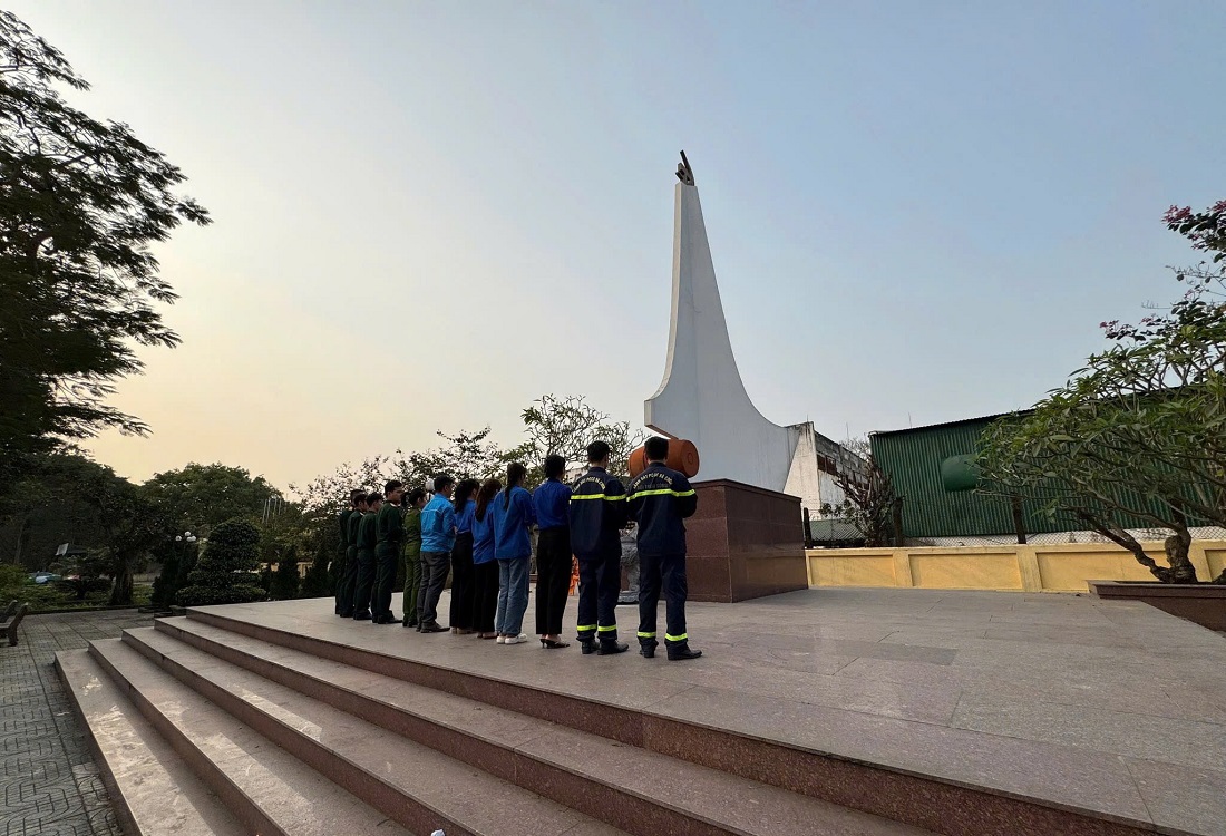 Phòng Cảnh sát PCCC&CNCH phối hợp đoàn phường Bến Thủy thắp hương tri ân, tưởng nhớ các Anh hùng liệt sĩ tại đài tưởng niệm Cồn Mô, phường Bến Thuỷ