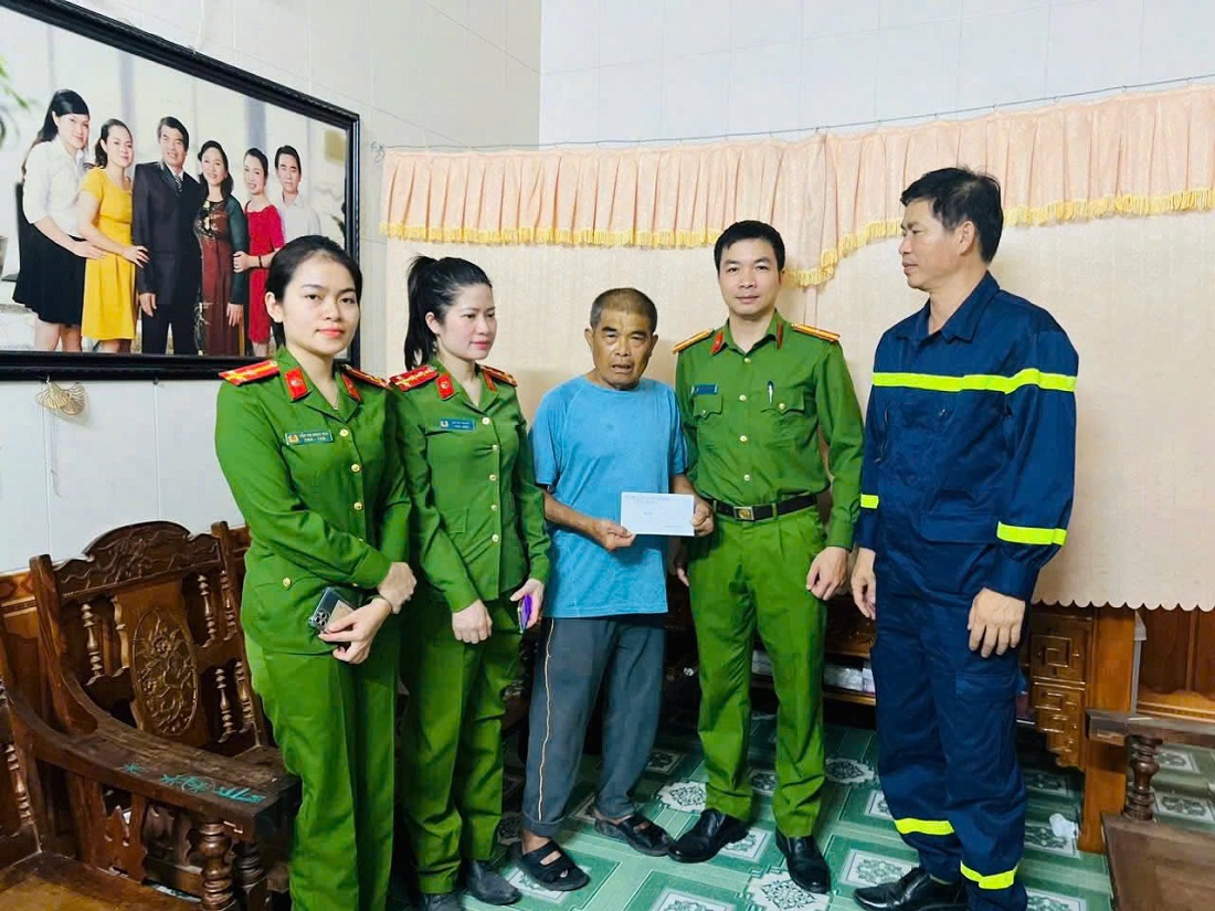 Thăm, tặng quà gia đình liệt sĩ, gia đình có công với cách mạng trên địa bàn phường Bến Thủy, thành phố Vinh