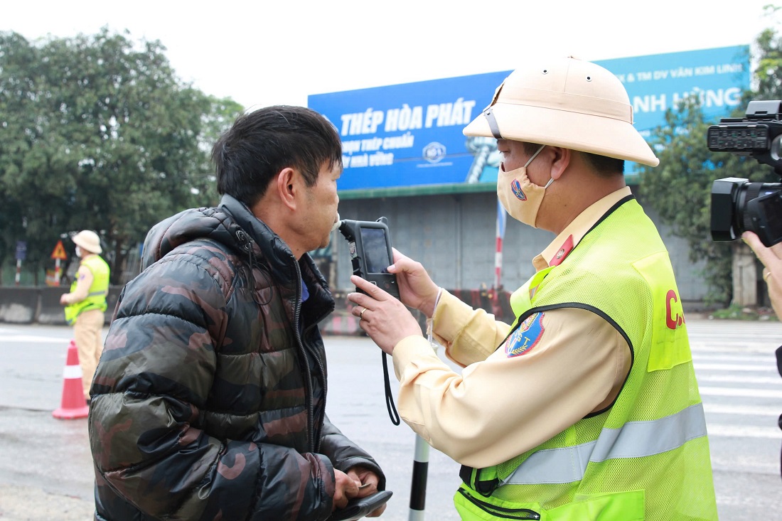 Kiểm tra nồng độ cồn của lái xe là một trong những nội dung triển khai thực hiện quyết liệt trong đợt ra quân cao điểm bảo đảm TTATGT dịp nghỉ lễ