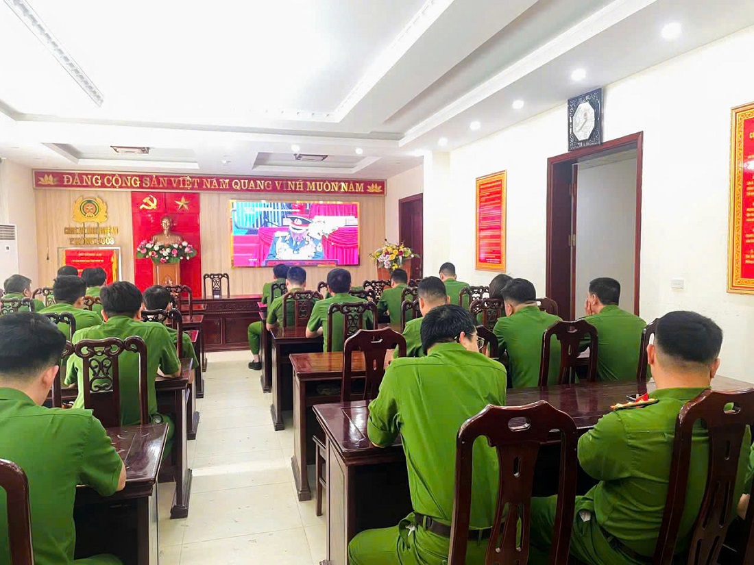 Cán bộ, chiến sỹ theo dõi buổi lễ với niềm xúc động, tự hào