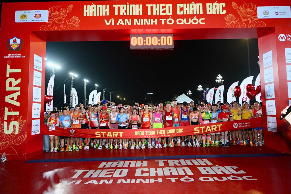 Các vận động viên tập trung tại vạch xuất phát, hào hứng chuẩn bị bước vào Giải chạy 